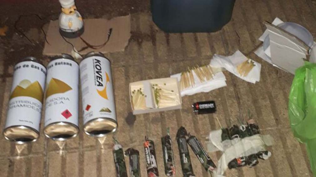Elementos con los que armaron la bomba casera.