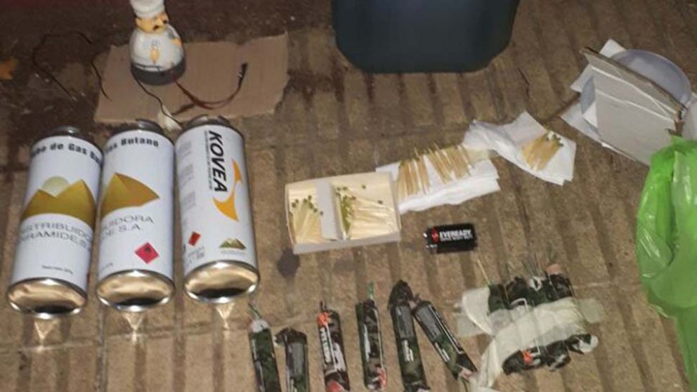 Elementos con los que armaron la bomba casera.