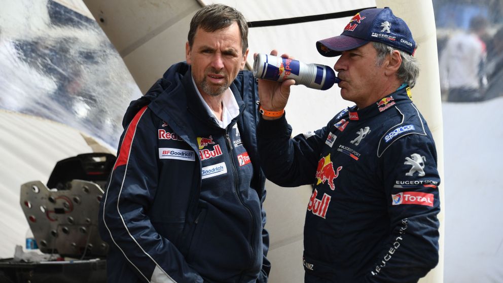 Sainz se tomó con soda su sanción y sigue siendo puntero (AFP)