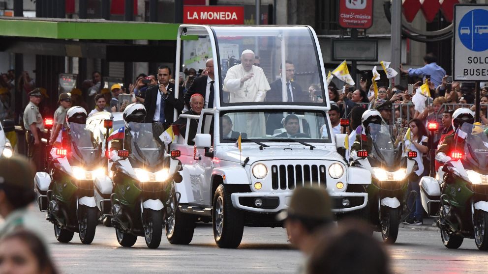 Una multitud saludando a Francisco (AFP).