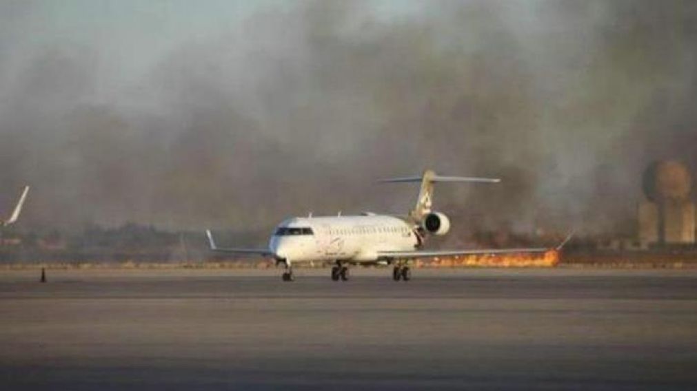 Fuego y temor alrededor de los aviones.
