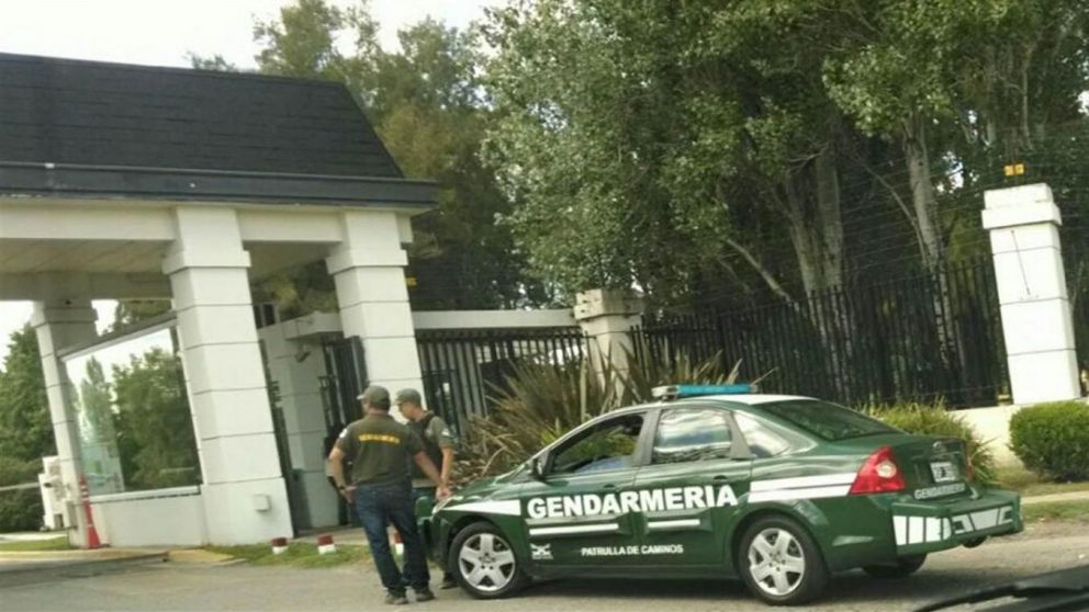 Móvil de Gendarmería al ingresar al country Abril.