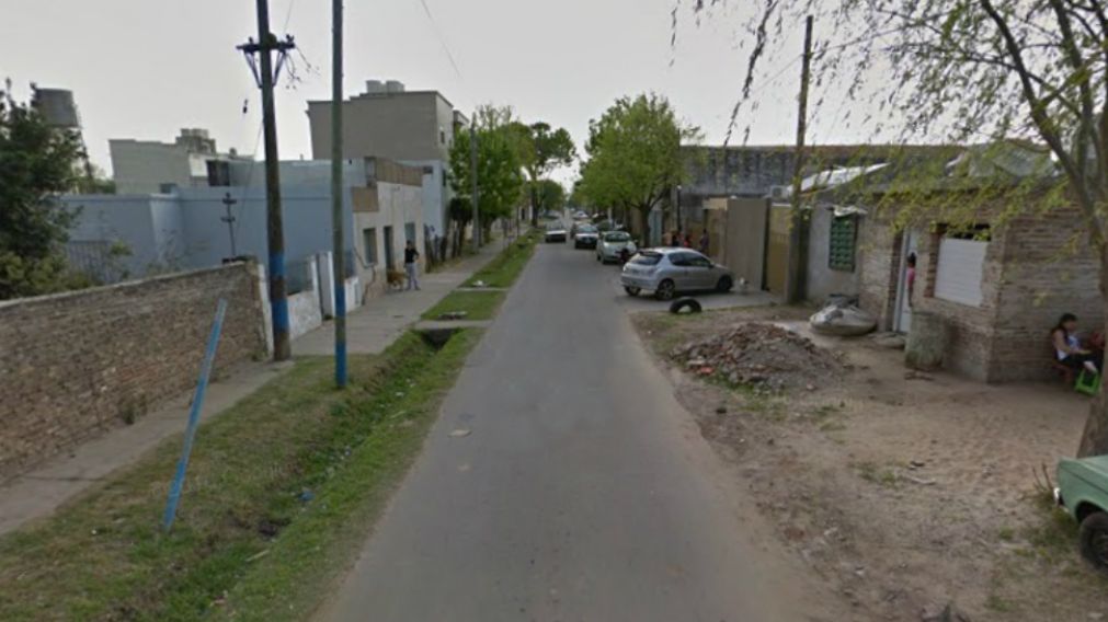Conducía su moto, se le puso un auto al lado y la mataron a tiros