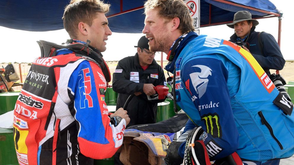 Los dos rivales cara a cara: Benavidez dialoga con Van Bereven durante un descanso (AFP)