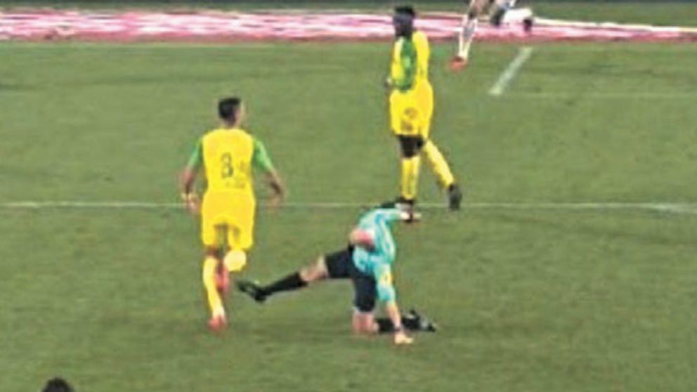 ¡Árbitro le tiró una patada a un defensor!