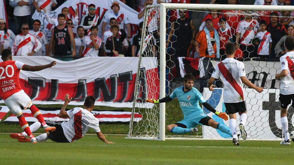 Tesillo pone el 1-0 del elenco colombiano. Lux no tuvo buena reacción (FotoBaires).