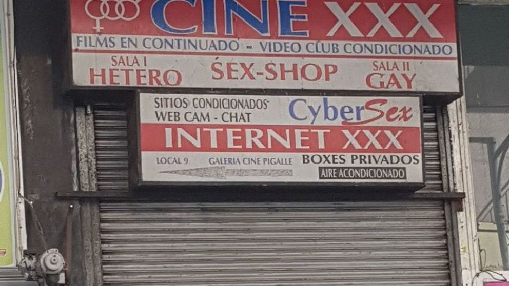 Encontraron a un hombre muerto en la butaca de un cine triple x.