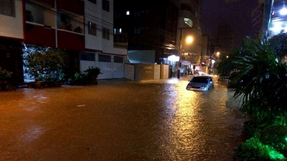 Las torrenciales lluvias dejaron decenas de calles inundadas.