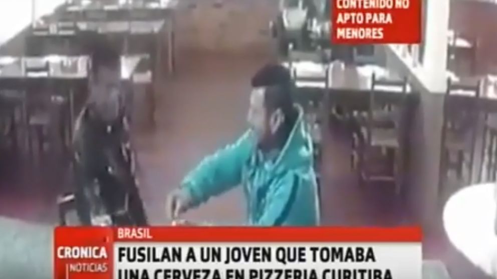 Tomaba una cerveza y lo ejecutaron. (Captura)