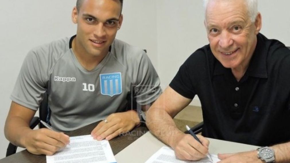 Sonrisas luego del contrato. (Twitter)