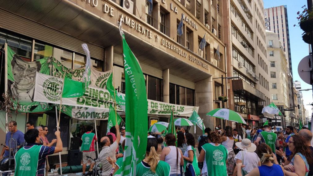 Del ministerio comprometieron a revisar el resto de los despidos y vuelven a reunirse mañana.