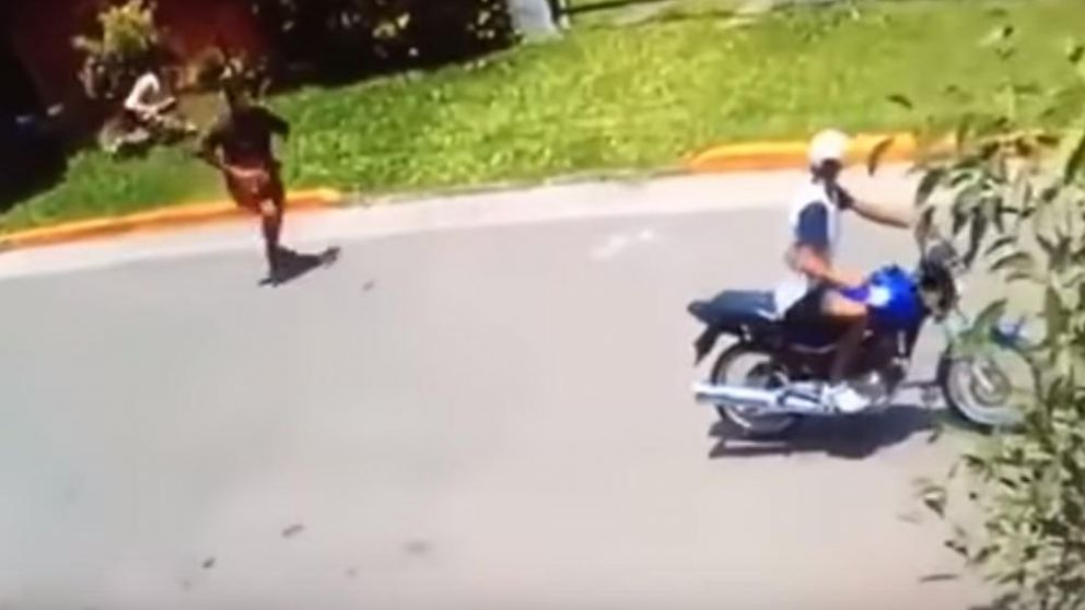 Salvajes motochorros golpean y roban a piba a plena luz del día