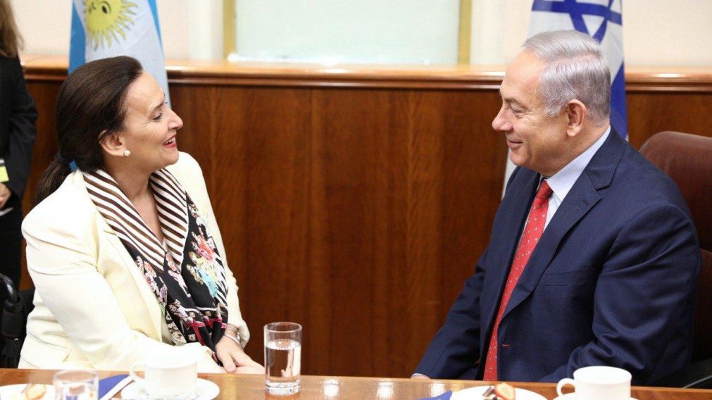 La vicepresidenta, junto al premier israelí.