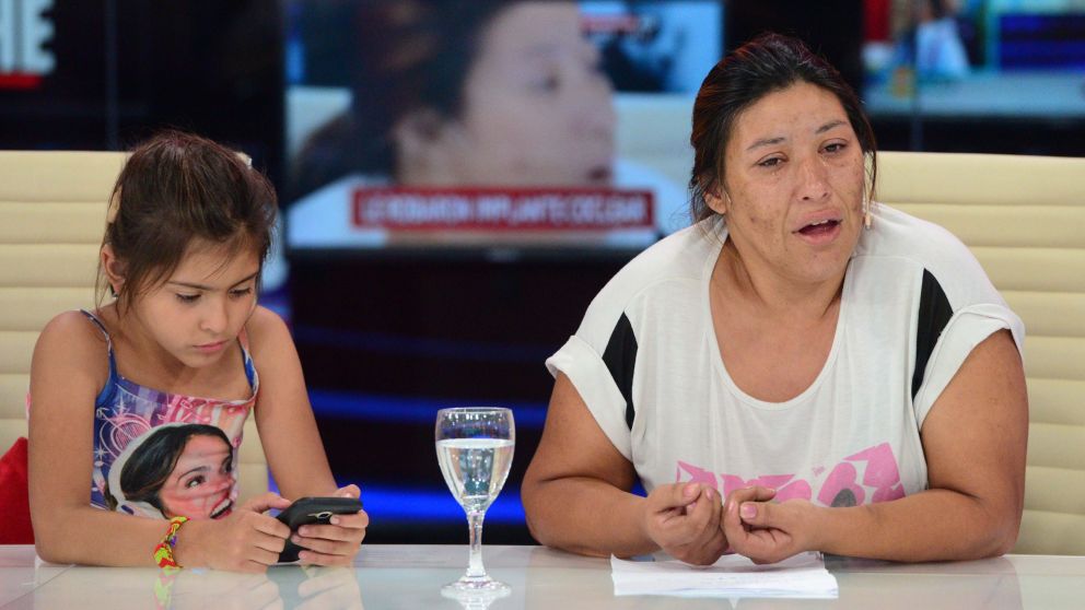 Milagros y su mamá, en los estudios de Crónica TV. (Crónica/Adrián Sacchero)