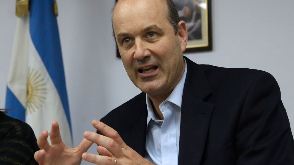 Sturzengger prefería mantener las tasas altas.