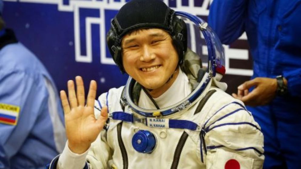 Norishige Kanai, saludando antes de partir rumbo a la estación espacial.