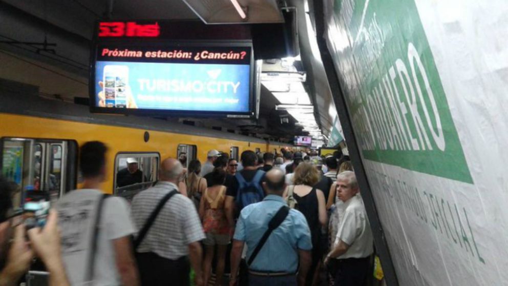 Se tiró a las vías en la línea D y subte lo arrolló