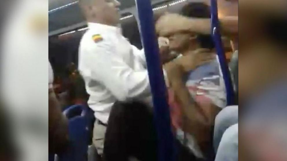 Momento en el que el conductor ataca al pasajero. (Captura).