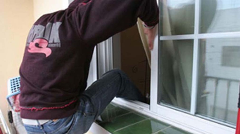 Durmió con la ventana abierta por el calor, vecino se metió y la abusó
