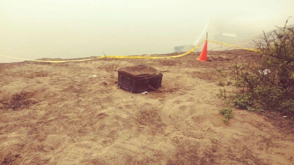 La valija quemada fue abandonada en un descampado.