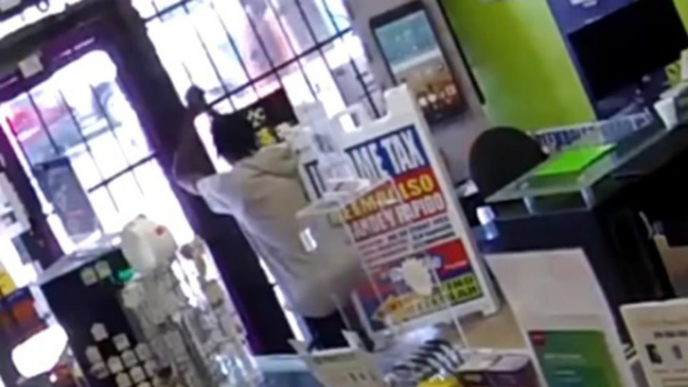 Entr� a robar, lo encerraron y pidi� de rodillas que lo liberen