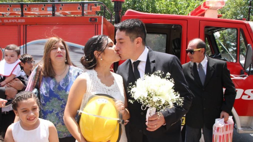 El apasionado beso de los novios tras dar el sí.