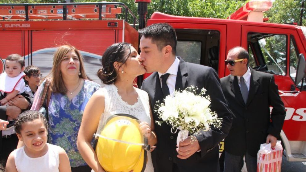 El apasionado beso de los novios tras dar el sí.