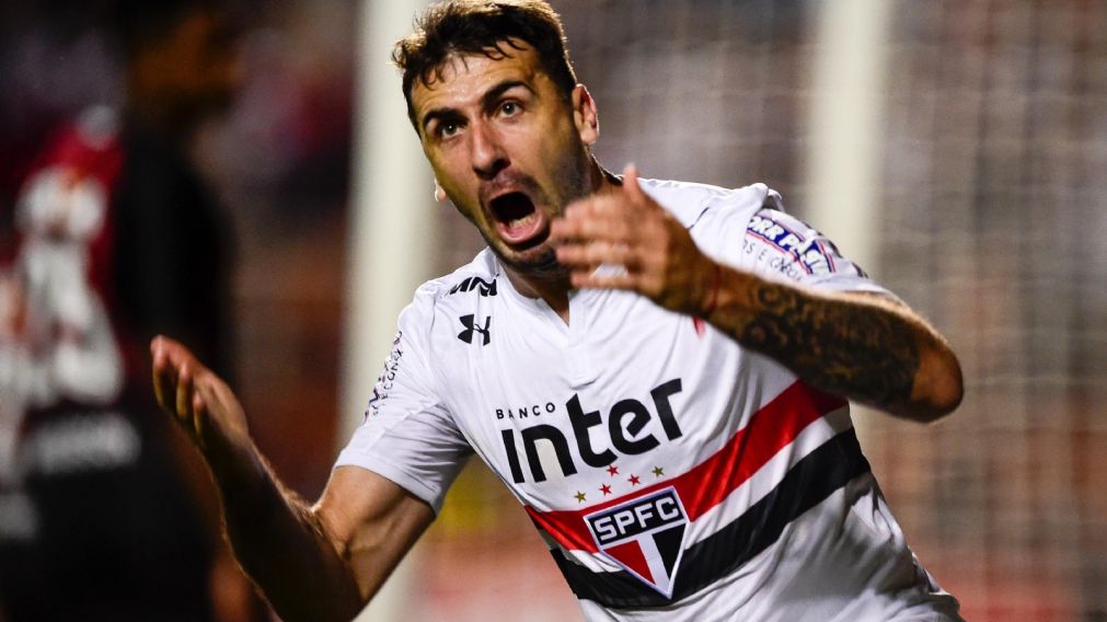 El delantero desechó una oferta de México por el millonario.