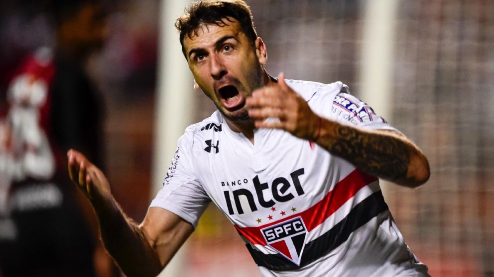 El delantero desechó una oferta de México por el millonario.