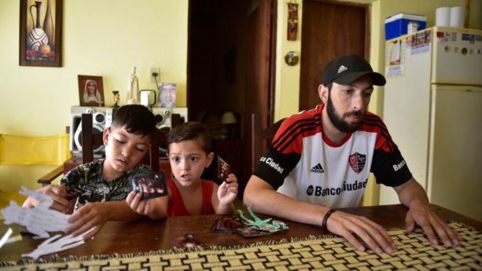 Alejo, a la izquierda, el niño que hizo posible que su papá siga viviendo.