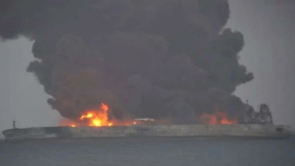 El buque petrolero se incendió por completo tras el impacto.