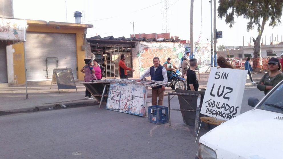 Vecinos de Lomas reclaman por los cortes.