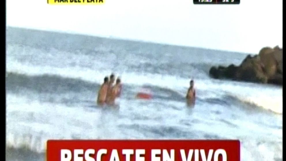 Impactante rescate en vivo por Crónica TV de un chico que se ahogaba
