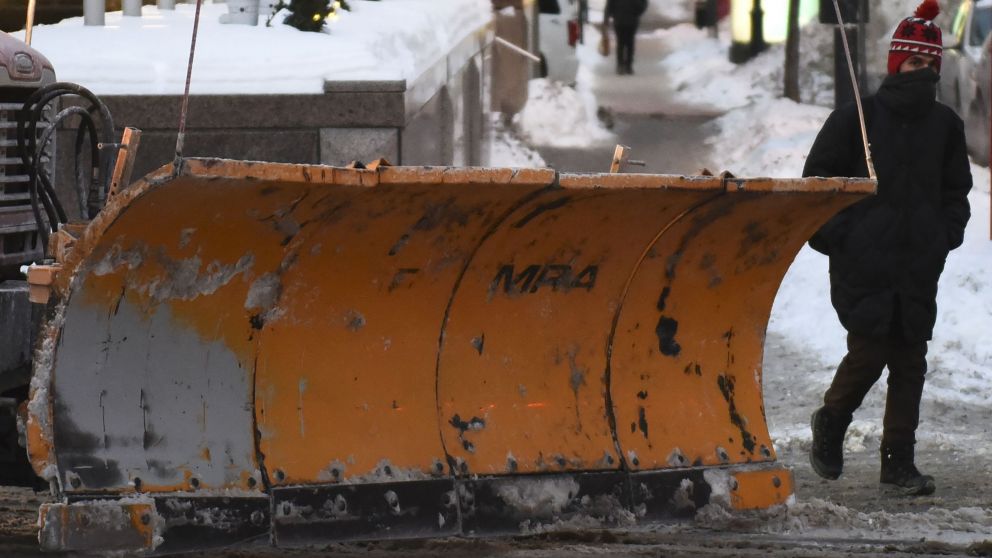 Tratan de despejar las calles. AFP