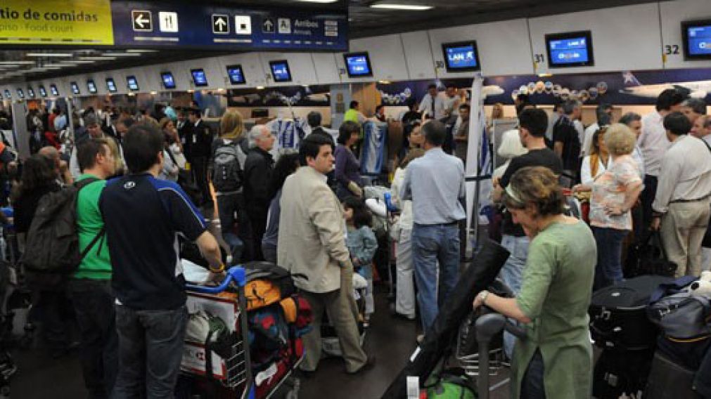 Aeroparque y Ezeiza fueron un verdadero caos de gente y valijas. (Imagen de archivo)