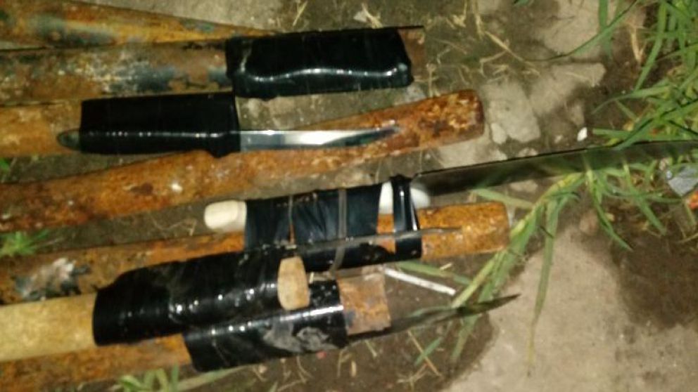 Salvajes hostigan, tiran lanzas y mantienen cercada a familia en su propia casa