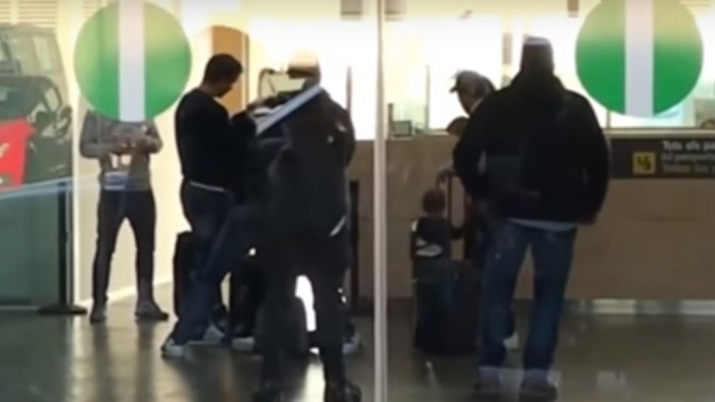 El hijo de Messi hace jueguito con la canilla de Su�rez. (Captura)