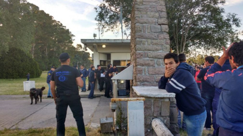 Contratados reclaman sus puestos en Azul.