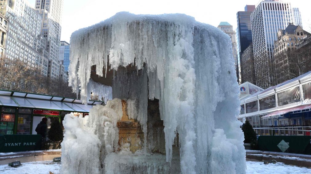 Una tradicional fuente neoyorquina, cubierta de hielo (AFP).