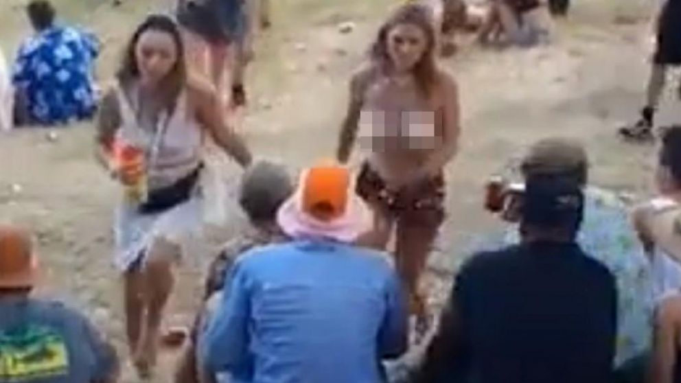 Le tocó los senos a mujer que hacía topless y acabó golpeado