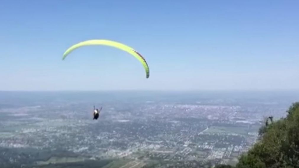 Video: así cayó la médica tucumana del parapente