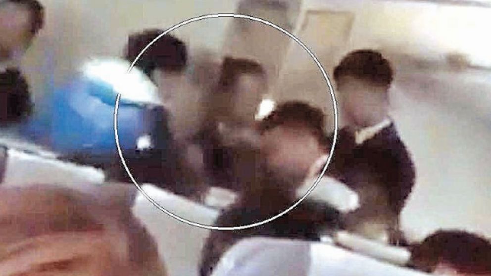 Así era asistida la mujer poseída durante un vuelo. (Captura de video)