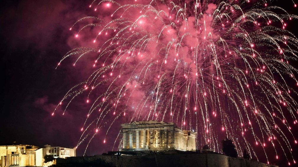 En Acr�polis, Grecia, un espect�culo de luces y colores (Fotos AFP).