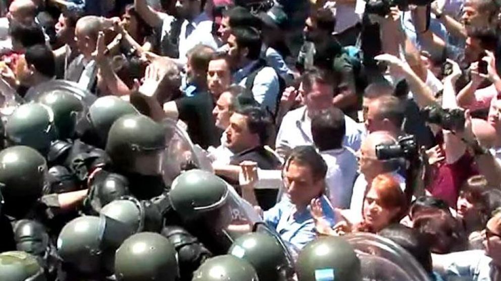 Los diputados forcejearon minutos con gendarmes.