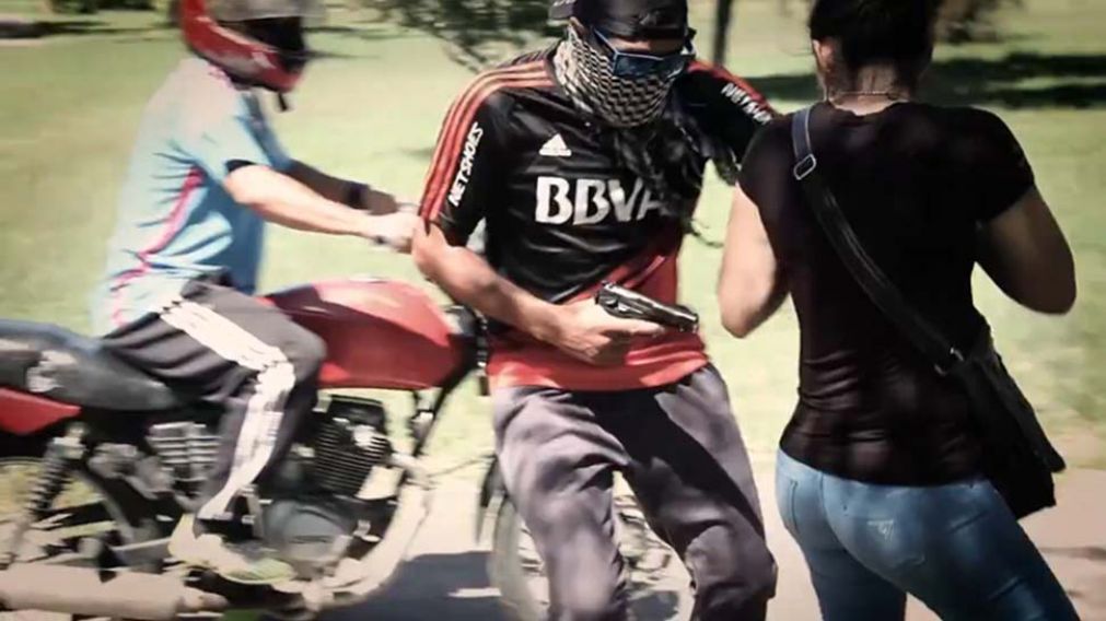 Motochorros matan a travesti para robarle la cartera