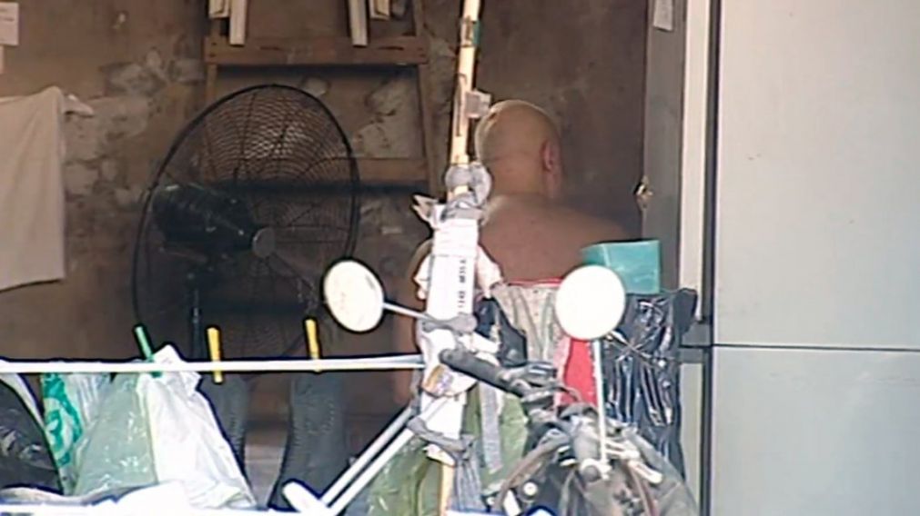 El hombre presentaba brotes psicóticos y atacaba vecinos. (Captura).