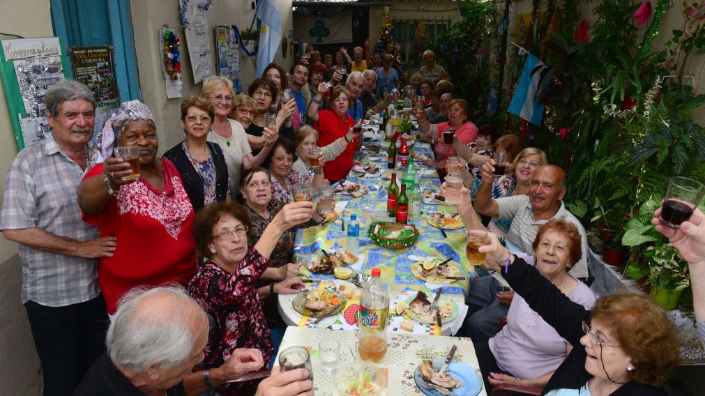 Todos los vasos en alto, en el festejo en el que decenas de amigos despidieron el año (Adrián Sacchero - Diario Crónica)