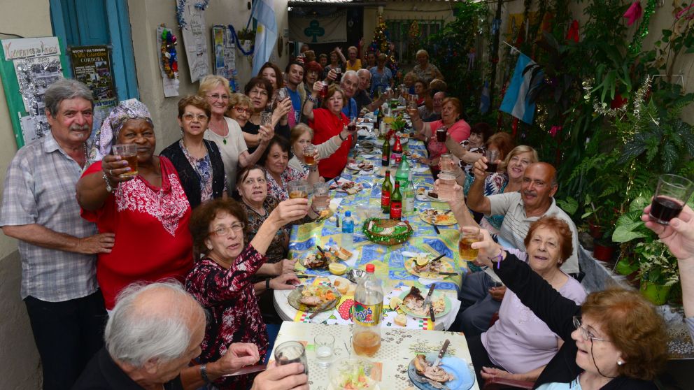 Todos los vasos en alto, en el festejo en el que decenas de amigos despidieron el a�o (Adri�n Sacchero - Diario Cr�nica)