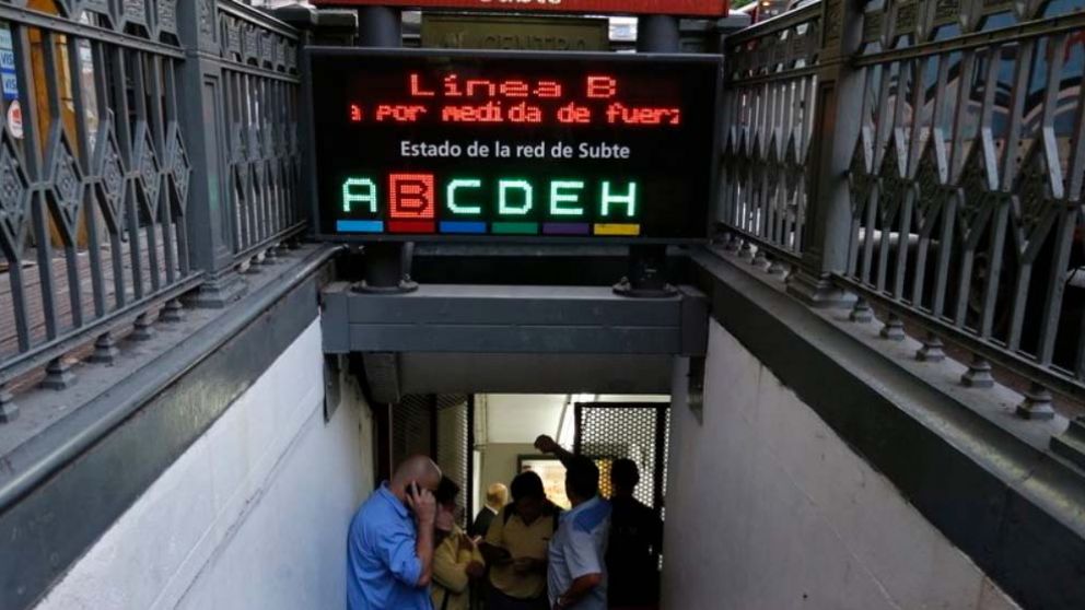 Paro por medida gremial en la línea B de subte. (@RED92cadadiamas)