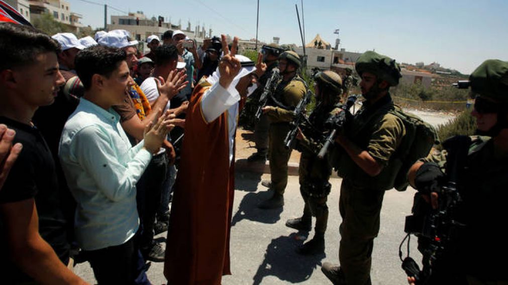 En Palestina, los ciudadanos se enfrentan a militares israelíes que ocupan su territorio. (REUTERS)